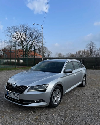 Skoda Superb cena 59000 przebieg: 236000, rok produkcji 2017 z Łęczna małe 121